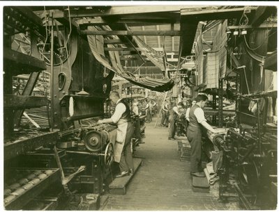 Jacquardweber, Teppichfabrik, 1923 von English Photographer